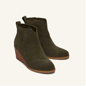 NEW TOMS Clare Boho Ankle Wedge Boots Olive Camo Green Suede Size 10